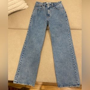 Abercrombie 90s relaxed jean in blue denim, high rise. Curve love. Size 2.
